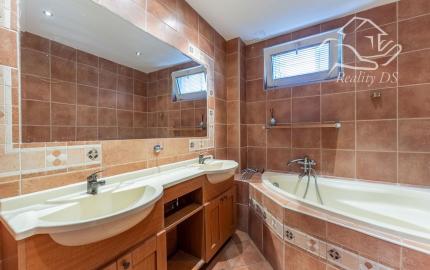 ÚSPEŠNE ODOVZDANÝ! - RK RealityDS - Predaj 3 izb. veľkometrážneho bytu, 94 m2, loggiou, Hlboká ul.