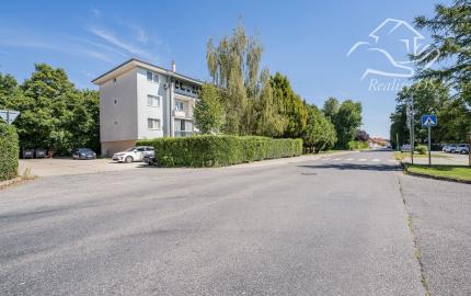 ÚSPEŠNE ODOVZDANÝ! - RK RealityDS - Predaj 3 izb. veľkometrážneho bytu, 94 m2, loggiou, Hlboká ul.