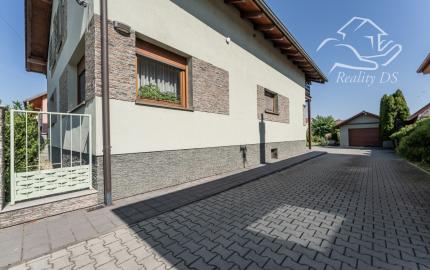 RealityDS - Predaj 5 izb. rodinného domu, garáže s altánkom na 8 á pozemku, Dunajská Lužná
