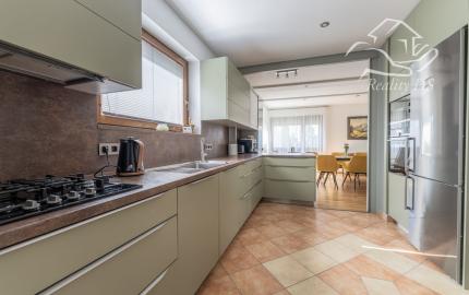 RealityDS - Predaj 5 izb. rodinného domu, garáže s altánkom na 8 á pozemku, Dunajská Lužná