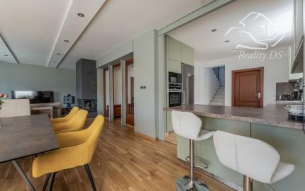 RealityDS - Predaj 5 izb. rodinného domu, garáže s altánkom na 8 á pozemku, Dunajská Lužná