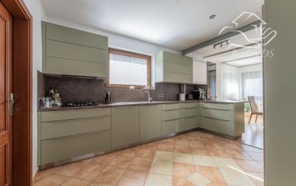 RealityDS - Predaj 5 izb. rodinného domu, garáže s altánkom na 8 á pozemku, Dunajská Lužná