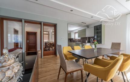 RealityDS - Predaj 5 izb. rodinného domu, garáže s altánkom na 8 á pozemku, Dunajská Lužná