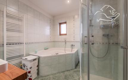 RealityDS - Predaj 5 izb. rodinného domu, garáže s altánkom na 8 á pozemku, Dunajská Lužná