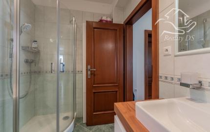 RealityDS - Predaj 5 izb. rodinného domu, garáže s altánkom na 8 á pozemku, Dunajská Lužná