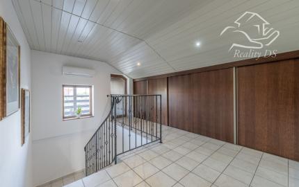 RealityDS - Predaj 5 izb. rodinného domu, garáže s altánkom na 8 á pozemku, Dunajská Lužná