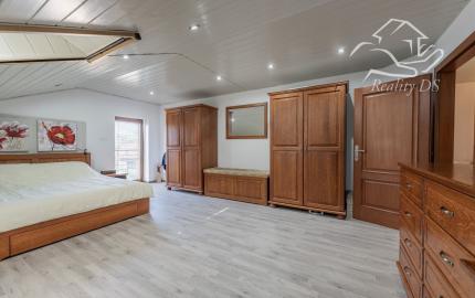 RealityDS - Predaj 5 izb. rodinného domu, garáže s altánkom na 8 á pozemku, Dunajská Lužná