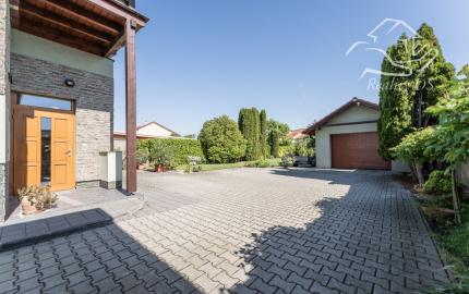 RealityDS - Predaj 5 izb. rodinného domu, garáže s altánkom na 8 á pozemku, Dunajská Lužná