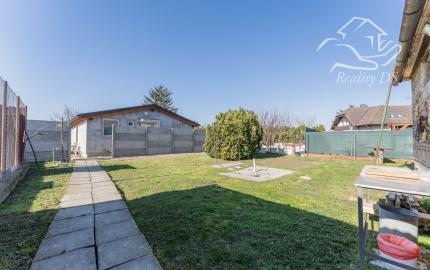 RealityDS - Predaj 3 izbového rodinného domu s garážou, letnou kuchynkou na 6,23 á pozemku, Šamorín