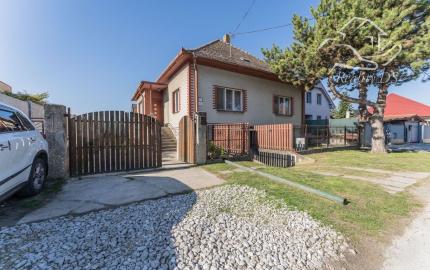 RealityDS - Predaj 3 izbového rodinného domu s garážou, letnou kuchynkou na 6,23 á pozemku, Šamorín