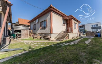 RealityDS - Predaj 3 izbového rodinného domu s garážou, letnou kuchynkou na 6,23 á pozemku, Šamorín