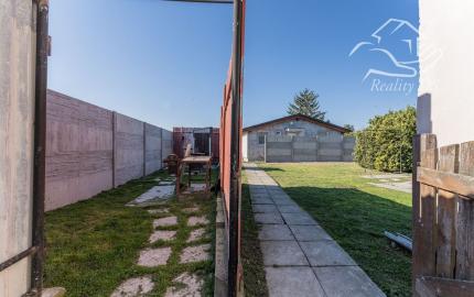 RealityDS - Predaj 3 izbového rodinného domu s garážou, letnou kuchynkou na 6,23 á pozemku, Šamorín