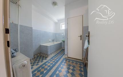 Predaj 4 izb. rodinného domu, garáže a vedľ. stavby na 23,09 á pozemku, ZĽAVA 40000