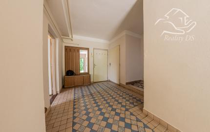 Predaj 4 izb. rodinného domu, garáže a vedľ. stavby na 23,09 á pozemku, ZĽAVA 40000