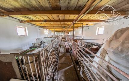 Predaj 4 izb. rodinného domu, garáže a vedľ. stavby na 23,09 á pozemku, ZĽAVA 40000