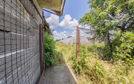 Predaj 4 izb. rodinného domu, garáže a vedľ. stavby na 23,09 á pozemku, ZĽAVA 40000