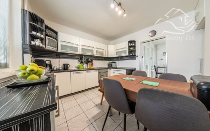 RealityDS - PREDAJ 5-izbového rodinného domu s garážou a veľkým pozemkom – Malé Dvorníky