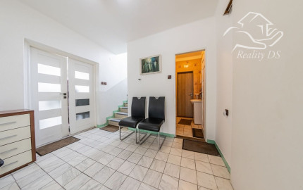 RealityDS - PREDAJ 5-izbového rodinného domu s garážou a veľkým pozemkom – Malé Dvorníky