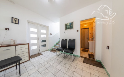 RealityDS - PREDAJ 5-izbového rodinného domu s garážou a veľkým pozemkom – Malé Dvorníky