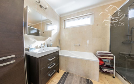 RealityDS - PREDAJ 5-izbového rodinného domu s garážou a veľkým pozemkom – Malé Dvorníky