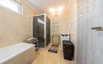 RealityDS - PREDAJ 5-izbového rodinného domu s garážou a veľkým pozemkom – Malé Dvorníky