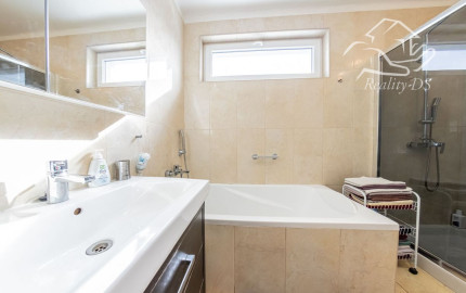 RealityDS - PREDAJ 5-izbového rodinného domu s garážou a veľkým pozemkom – Malé Dvorníky