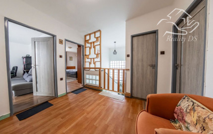 RealityDS - PREDAJ 5-izbového rodinného domu s garážou a veľkým pozemkom – Malé Dvorníky