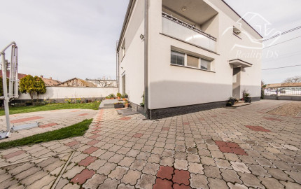 RealityDS - PREDAJ 5-izbového rodinného domu s garážou a veľkým pozemkom – Malé Dvorníky