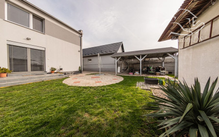 RealityDS - PREDAJ 5-izbového rodinného domu s garážou a veľkým pozemkom – Malé Dvorníky