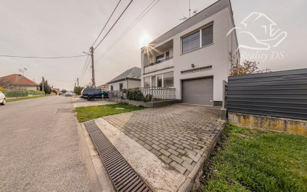 RealityDS - PREDAJ 5-izbového rodinného domu s garážou a veľkým pozemkom – Malé Dvorníky