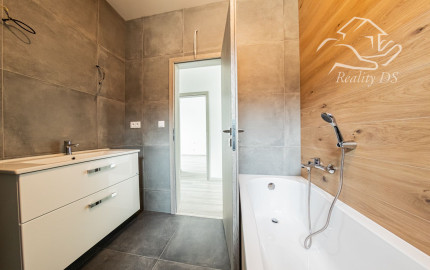 REZERVOVANÝ - RealityDS - ZĽAVA, KTORÁ SA NEODMIETA ! Predaj 3i bungalovu so 445 m2 pozemkom, Báč