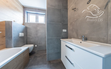 REZERVOVANÝ - RealityDS - ZĽAVA, KTORÁ SA NEODMIETA ! Predaj 3i bungalovu so 445 m2 pozemkom, Báč