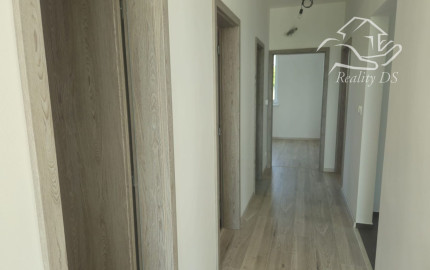 REZERVOVANÝ - RealityDS - ZĽAVA, KTORÁ SA NEODMIETA ! Predaj 3i bungalovu so 445 m2 pozemkom, Báč