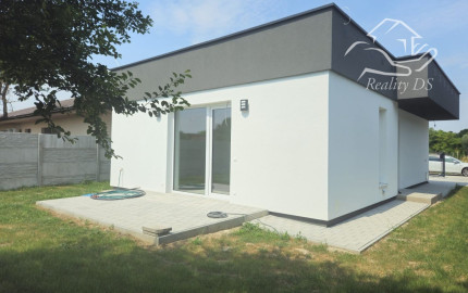 REZERVOVANÝ - RealityDS - ZĽAVA, KTORÁ SA NEODMIETA ! Predaj 3i bungalovu so 445 m2 pozemkom, Báč