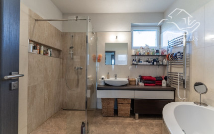 RealityDS - PRE NÁROČNEJŠÍCH !!! Predaj 5 izb. RD s garážou na 6,65 á pozemku, Kvetoslavov - Rozárium