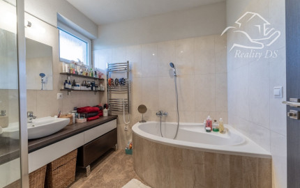 RealityDS - PRE NÁROČNEJŠÍCH !!! Predaj 5 izb. RD s garážou na 6,65 á pozemku, Kvetoslavov - Rozárium