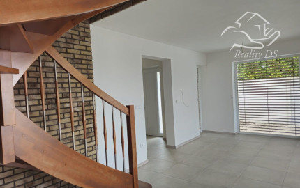 RK RealityDS - PREDAJ NOVÝ 4 izb. byt, 123 m2 + malá oplotená záhradka na relax + 2x parkovacia plocha v OV =nová cena =259.500,-€ !!!