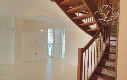 RK RealityDS - PREDAJ NOVÝ 4 izb. byt, 123 m2 + malá oplotená záhradka na relax + 2x parkovacia plocha v OV =nová cena =259.500,-€ !!!