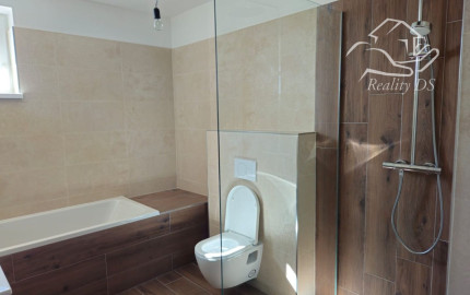 RK RealityDS - PREDAJ NOVÝ 4 izb. byt, 123 m2 + malá oplotená záhradka na relax + 2x parkovacia plocha v OV =nová cena =259.500,-€ !!!