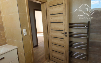 RK RealityDS - PREDAJ NOVÝ 4 izb. byt, 123 m2 + malá oplotená záhradka na relax + 2x parkovacia plocha v OV =nová cena =259.500,-€ !!!