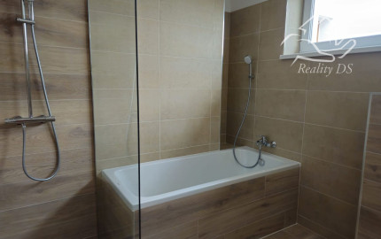 RK RealityDS - PREDAJ NOVÝ 4 izb. byt, 123 m2 + malá oplotená záhradka na relax + 2x parkovacia plocha v OV =nová cena =259.500,-€ !!!