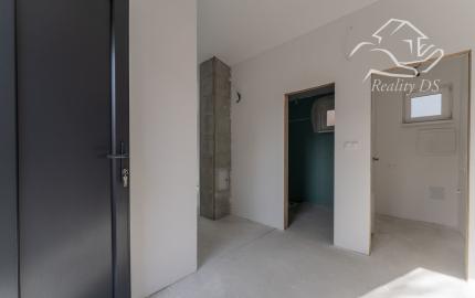 RealityDS - PREDAJ moderná celoročne obyv. chatka so 170 m2 pozemkom, Bodíky AKCIA!