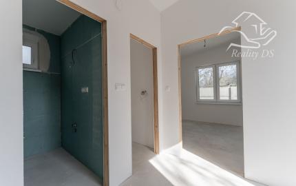 RealityDS - PREDAJ moderná celoročne obyv. chatka so 170 m2 pozemkom, Bodíky AKCIA!