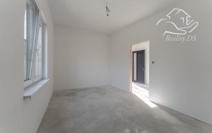 RealityDS - PREDAJ moderná celoročne obyv. chatka so 170 m2 pozemkom, Bodíky AKCIA!