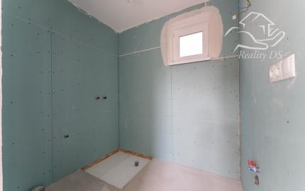 RealityDS - PREDAJ moderná celoročne obyv. chatka so 170 m2 pozemkom, Bodíky AKCIA!