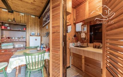 PREDANÁ - RealityDS - Predaj rekreačného pozemku 400 m2 s letnou drevenou chatkou !!!, 65990,- € Dobrohošť