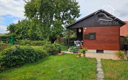 PREDANÁ - RealityDS - Predaj rekreačného pozemku 400 m2 s letnou drevenou chatkou !!!, 65990,- € Dobrohošť