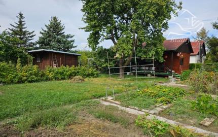 PREDANÁ - RealityDS - Predaj rekreačného pozemku 400 m2 s letnou drevenou chatkou !!!, 65990,- € Dobrohošť