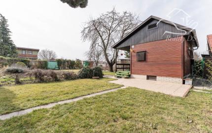 PREDANÁ - RealityDS - Predaj rekreačného pozemku 400 m2 s letnou drevenou chatkou !!!, 65990,- € Dobrohošť