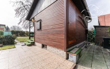 PREDANÁ - RealityDS - Predaj rekreačného pozemku 400 m2 s letnou drevenou chatkou !!!, 65990,- € Dobrohošť